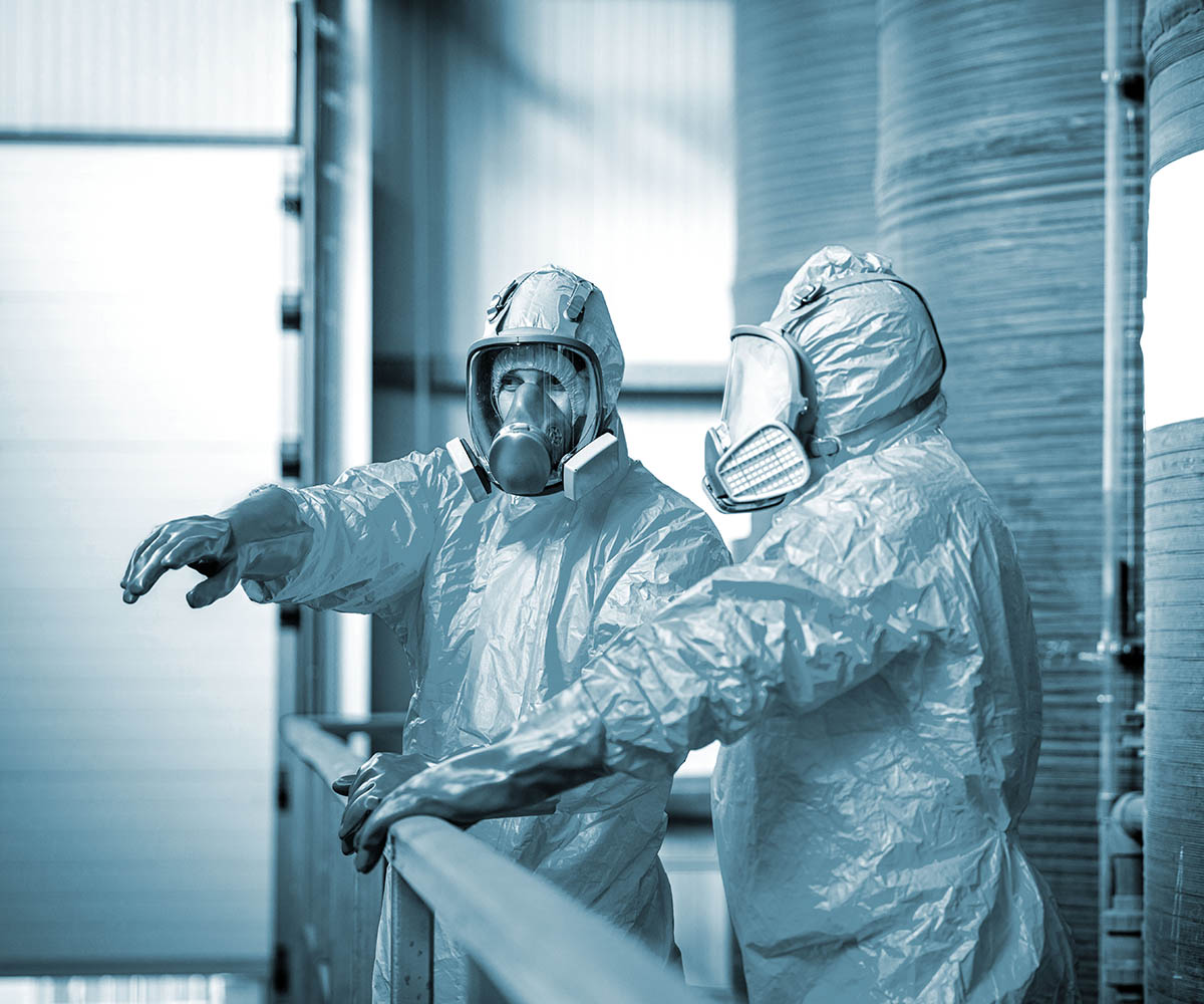 Operarios en planta de producción química (imagen ilustrativa)